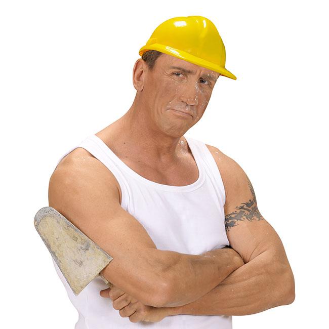 Bauarbeiter mit helm und weste trägt an seinem arbeitstag holz auf der  baustelle